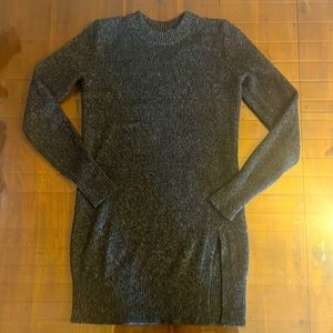 Chelsea and Violet gray tunic sweater with side slit. Size S.